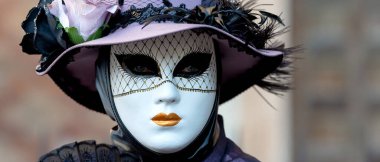Geleneksel Venedik Karnavalı 'nda (Carnevale di Venezia) geleneksel maskeli ve kostümlü Reveller. Venedik, Veneto, İtalya, Avrupa 