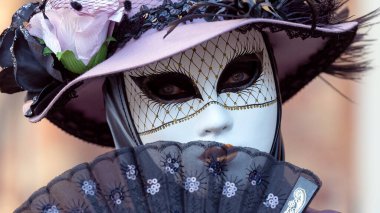 Geleneksel Venedik Karnavalı 'nda (Carnevale di Venezia) geleneksel maskeli ve kostümlü Reveller. Venedik, Veneto, İtalya, Avrupa 