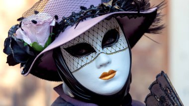 Geleneksel Venedik Karnavalı 'nda (Carnevale di Venezia) geleneksel maskeli ve kostümlü Reveller. Venedik, Veneto, İtalya, Avrupa 