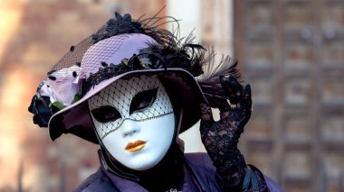 Geleneksel Venedik Karnavalı 'nda (Carnevale di Venezia) geleneksel maskeli ve kostümlü Reveller. Venedik, Veneto, İtalya, Avrupa 