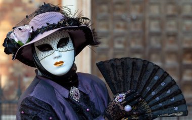Geleneksel Venedik Karnavalı 'nda (Carnevale di Venezia) geleneksel maskeli ve kostümlü Reveller. Venedik, Veneto, İtalya, Avrupa 