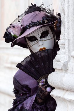Geleneksel Venedik Karnavalı 'nda (Carnevale di Venezia) geleneksel maskeli ve kostümlü Reveller. Venedik, Veneto, İtalya, Avrupa 