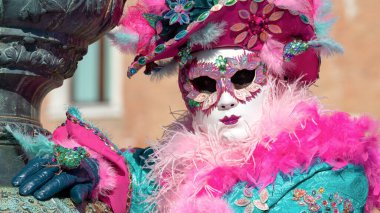 Geleneksel Venedik Karnavalı 'nda (Carnevale di Venezia) geleneksel maskeli ve kostümlü Reveller. Venedik, Veneto, İtalya, Avrupa 