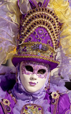 Geleneksel Venedik Karnavalı 'nda (Carnevale di Venezia) geleneksel maskeli ve kostümlü Reveller. Venedik, Veneto, İtalya, Avrupa 