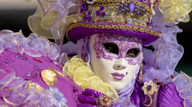 Geleneksel Venedik Karnavalı 'nda (Carnevale di Venezia) geleneksel maskeli ve kostümlü Reveller. Venedik, Veneto, İtalya, Avrupa 