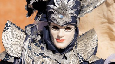 Geleneksel Venedik Karnavalı 'nda (Carnevale di Venezia) geleneksel maskeli ve kostümlü Reveller. Venedik, Veneto, İtalya, Avrupa 