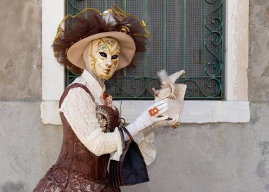 Geleneksel Venedik Karnavalı 'nda (Carnevale di Venezia) geleneksel maskeli ve kostümlü Reveller. Venedik, Veneto, İtalya, Avrupa 