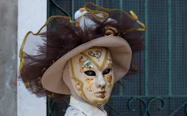 Geleneksel Venedik Karnavalı 'nda (Carnevale di Venezia) geleneksel maskeli ve kostümlü Reveller. Venedik, Veneto, İtalya, Avrupa 
