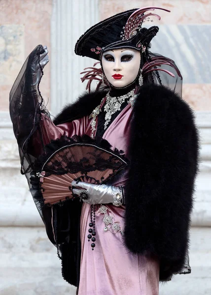 Geleneksel Venedik Karnavalı Nda Carnevale Venezia Geleneksel Maskeli Kostümlü Reveller — Stok fotoğraf