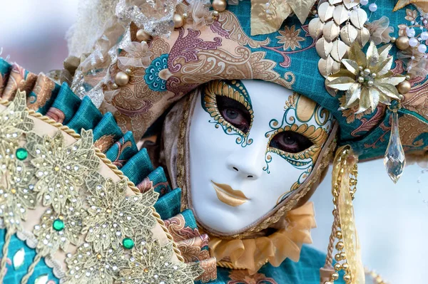 Reveller Traditional Elaborate Mask Costume Στο Ετήσιο Καρναβάλι Της Βενετίας — Φωτογραφία Αρχείου