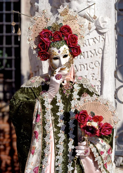 Reveller Traditioneller Aufwendiger Maske Und Kostüm Beim Alljährlichen Karneval Von — Stockfoto