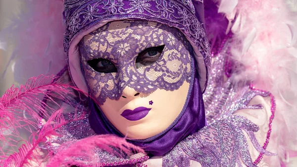 Reveller Tradycyjnej Masce Kostiumie Dorocznym Karnawale Wenecji Carnevale Venezia Wenecja — Zdjęcie stockowe