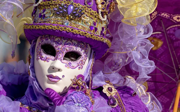 Geleneksel Venedik Karnavalı 'nda (Carnevale di Venezia) geleneksel maskeli ve kostümlü Reveller. Venedik, Veneto, İtalya, Avrupa 