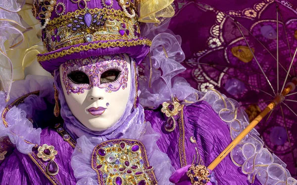 Geleneksel Venedik Karnavalı 'nda (Carnevale di Venezia) geleneksel maskeli ve kostümlü Reveller. Venedik, Veneto, İtalya, Avrupa 