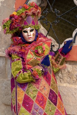 Geleneksel Venedik Karnavalı 'nda (Carnevale di Venezia) geleneksel maskeli ve kostümlü Reveller. Burano, Veneto, İtalya, Avrupa 