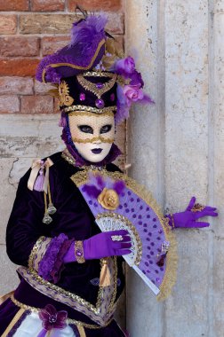 Geleneksel Venedik Karnavalı 'nda (Carnevale di Venezia) geleneksel maskeli ve kostümlü Reveller. Venedik, Veneto, İtalya, Avrupa 
