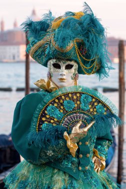 Geleneksel Venedik Karnavalı 'nda (Carnevale di Venezia) geleneksel maskeli ve kostümlü Reveller. Venedik, Veneto, İtalya, Avrupa 