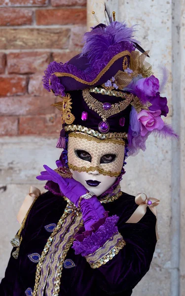 在一年一度的威尼斯狂欢节 Carnevale Naquia 传统精致面具与服装的狂欢者 Reveller Traditional Elaborate Mask Cothe Annual — 图库照片