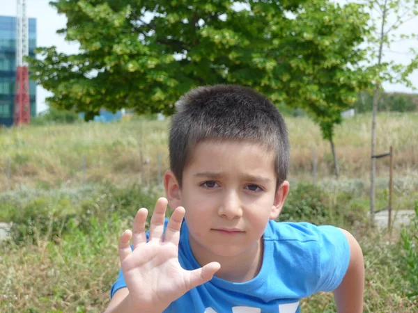 Kid Park Greeting His Right Hand — Stock Photo, Image