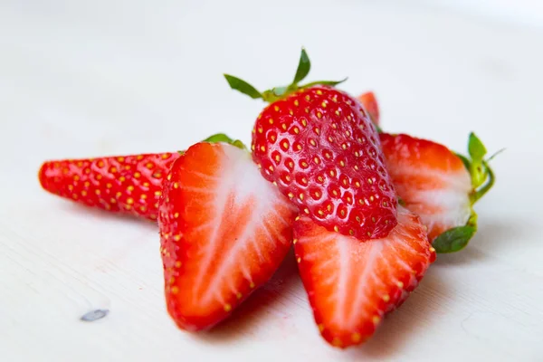 Fresas Maduras Sobre Una Superficie Madera — Foto de Stock