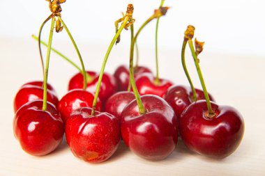 Tahta bir yüzeyde olgun kirazlar