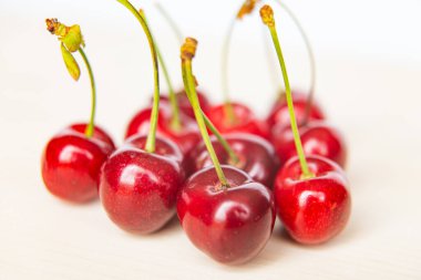 Tahta bir yüzeyde olgun kirazlar