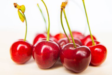 Tahta bir yüzeyde olgun kirazlar