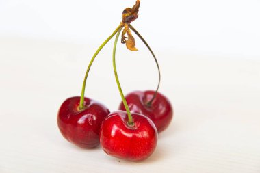 Tahta bir yüzeyde olgun kirazlar