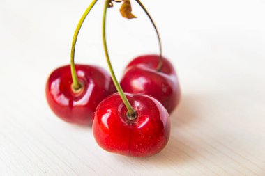 Tahta bir yüzeyde olgun kirazlar