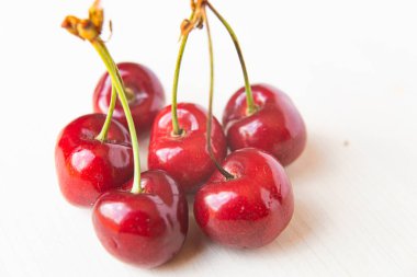 Tahta bir yüzeyde olgun kirazlar