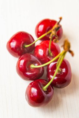 Tahta bir yüzeyde olgun kirazlar