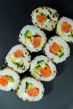 Karanlık bir yüzeyde Uramaki