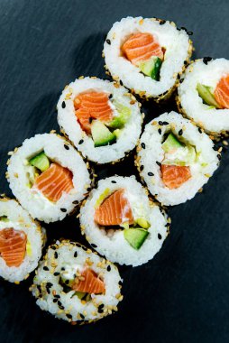 Karanlık bir yüzeyde Uramaki