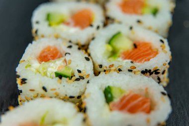 Karanlık bir yüzeyde Uramaki