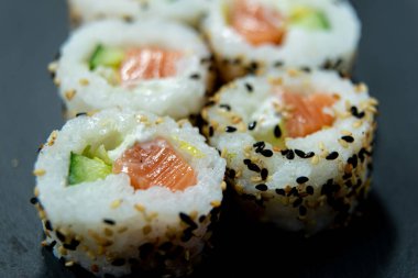 Karanlık bir yüzeyde Uramaki