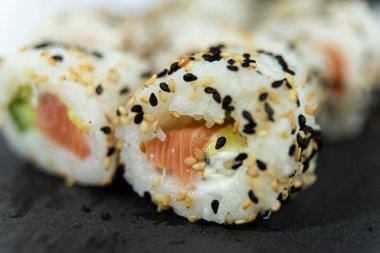 Karanlık bir yüzeyde Uramaki