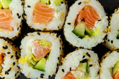 Karanlık bir yüzeyde Uramaki