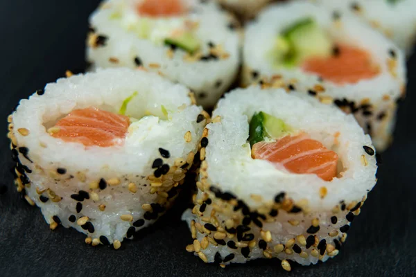 Uramaki Egy Sötét Felületen — Stock Fotó