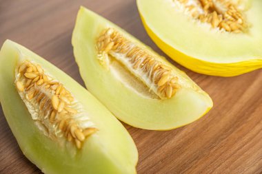 Tahta yüzeyde sarı karpuz