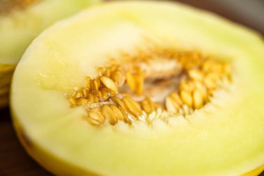 Tahta yüzeyde sarı karpuz