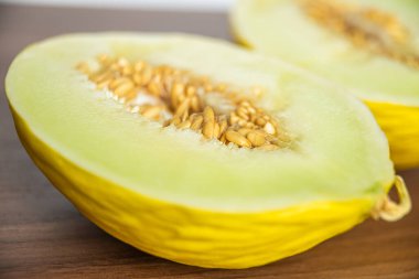 Tahta yüzeyde sarı karpuz