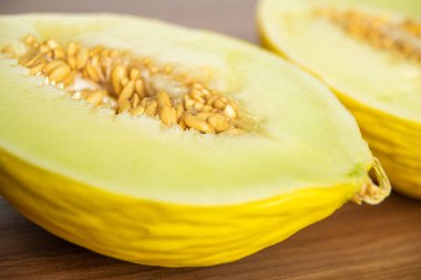 Tahta yüzeyde sarı karpuz