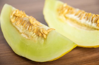 Tahta yüzeyde sarı karpuz