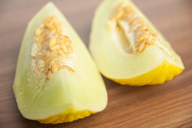 Tahta yüzeyde sarı karpuz