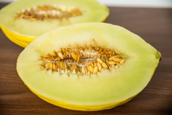 Melone Giallo Una Superficie Legno — Foto Stock