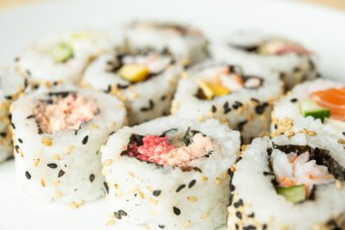 Uramaki beyaz bir tabakta yuvarlanıyor.