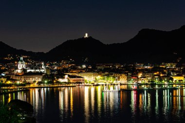 Como şehri, ve göl, geceleri.