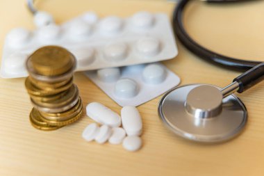 Steteskop, ilaç ve para: sağlık giderleri.