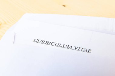 Bir zarf içinde müfredat vitae; vurriculum vitae gönder ve al