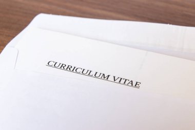 Bir zarf içinde müfredat vitae; vurriculum vitae gönder ve al